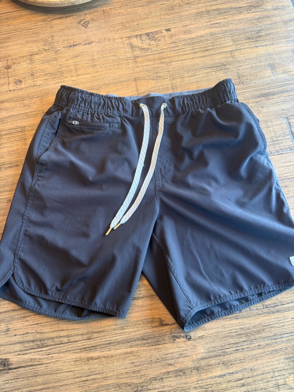 Vuori Black Active Shorts -medium